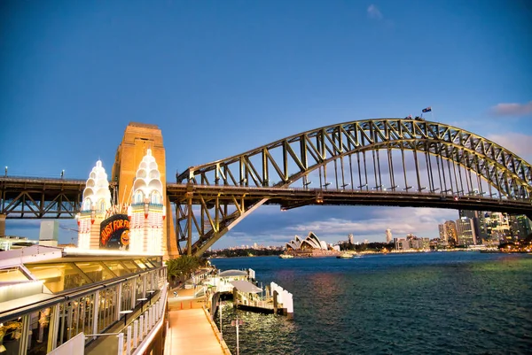 Sydney-20 sierpnia 2018: Sydney Harbor Bridge w nocy z LUN — Zdjęcie stockowe