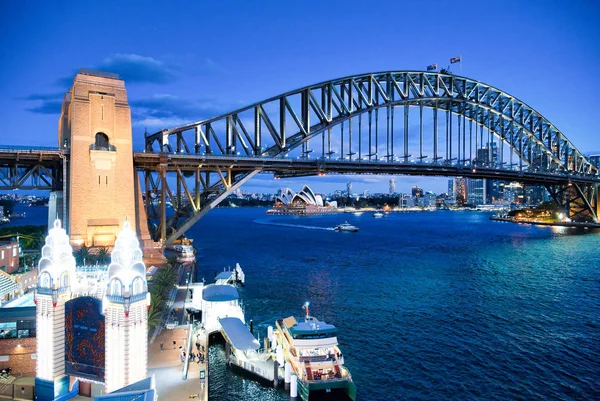 Widok z lotu ptaka na most Sydney Harbor w nocy z Luna Park Whee — Zdjęcie stockowe