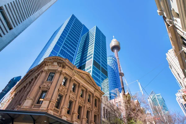 Sydney-18 augustus 2018: stadsgebouwen in Pitt Street, hemelwaarts — Stockfoto