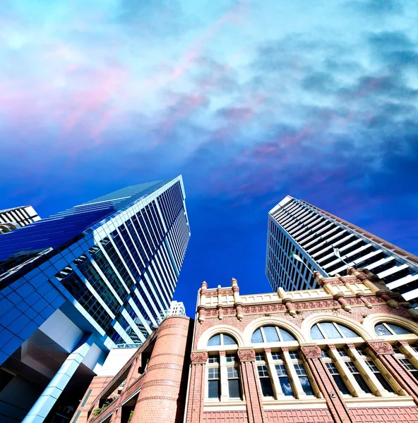 Edificios de la ciudad en Pitt Street, vista al cielo., Sydney — Foto de Stock
