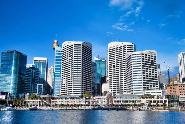 SYDNEY - AUGUST 18, 2018: City skyline in Darling Harbor on a be — Stock Photo, Image