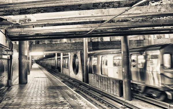 New York City - 4 grudnia 2018 r.: Stacja metra pusty z spee — Zdjęcie stockowe
