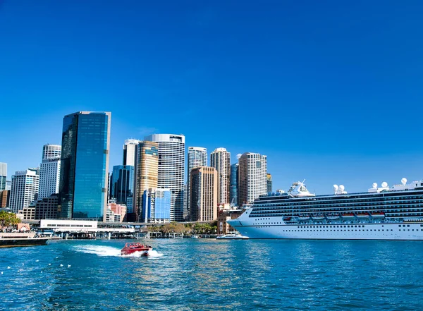 Kryssningsfartyg dockat i Sydney Harbor, Australien — Stockfoto