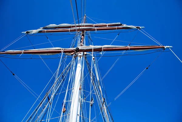 Kardántengely egy gyönyörű vitorlás hajó. Skyward nézet — Stock Fotó