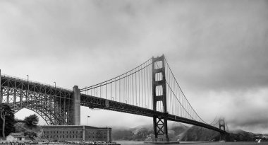 Sisli bir yaz sabahı Gate Köprüsü, San Francisco