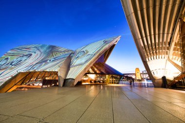 Sidney - 20 Ağustos 2018: Sydney Opera Hou'nun muhteşem gece manzarası