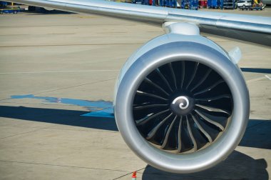 Uçak motoru. Uçak pistte.