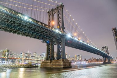 Manhattan ve Brooklyn Köprüsü 'nün muhteşem gece manzarası. Gece, kış sezonu, New York City ışıkları.