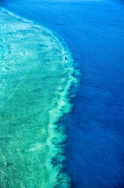 Queensland'daki Doğal Büyük Set Resifi. Doğanın havadan görünümü 