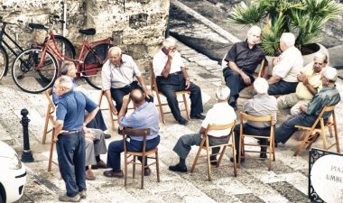 LECCE, ITALY - AĞUSTOS 2012: Yaşlılar kasaba meydanında konuşuyor. Birçok yaşlı insan sıcak mevsimde dışarıda kalır..