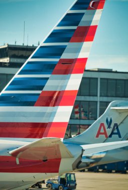 Los Angeles - 27 Temmuz 2017: American Airlines uçağı Lax havaalanında. Aa, Abd'nin büyük bir uçuş şirketidir..