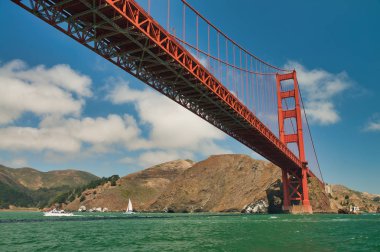 San Francisco'da. Güzel bir yaz gününde Golden Gate Köprüsü.