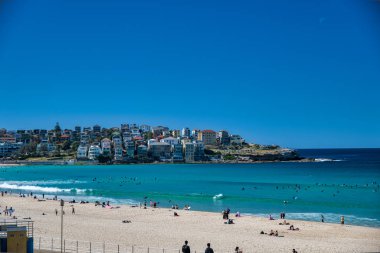 Bondi Beach, Avustralya - 18 Ağustos 2018: Turistler coastli ziyaret