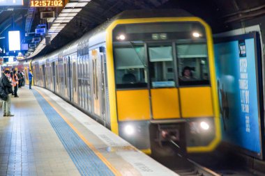 Sidney - 20 Ağustos 2018: Metro Treni bir şehir istasyonunda. Sydney