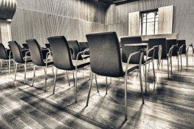 Satır bir modern toplantı odasında sandalye