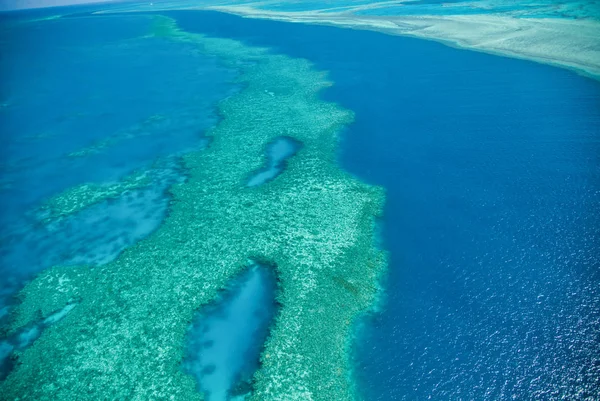 Natuurlijk Groot Barrièrerif in Queensland. Luchtfoto van de natuur — Stockfoto