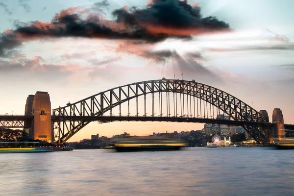到了晚上 澳大利亚的悉尼港大桥 — 图库照片