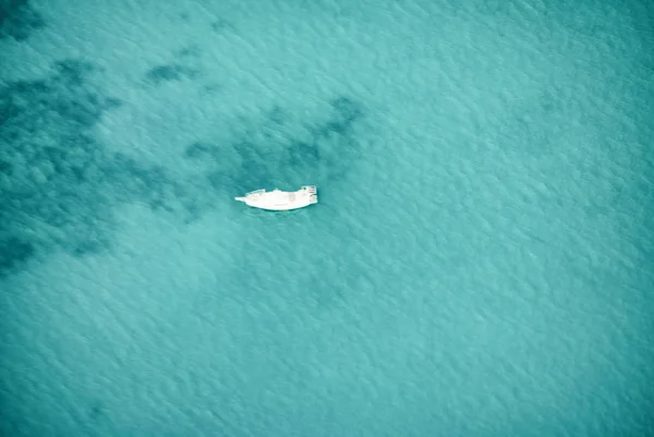 Luftaufnahme des Bootes im Ozean — Stockfoto