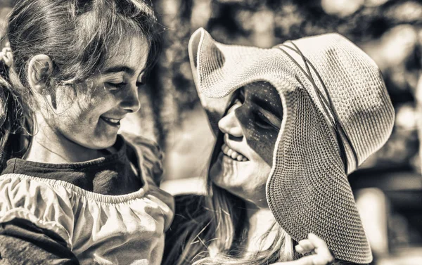 Mãe e filha felizes olhando uns aos outros no parque — Fotografia de Stock