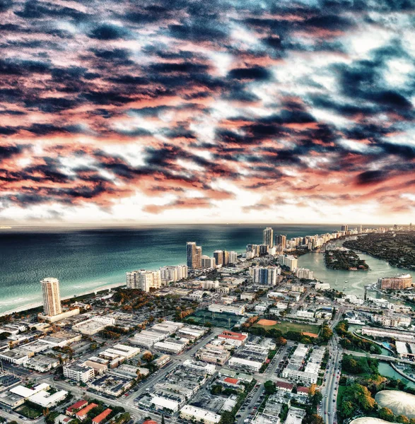 ヘリコプターからサンセットでマイアミ ビーチの眺め 街のスカイラインと水 曇り空 休暇の夢 — ストック写真