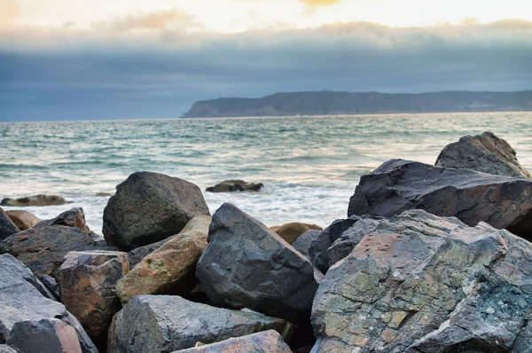 Zee rotsen langs de waterkant — Stockfoto