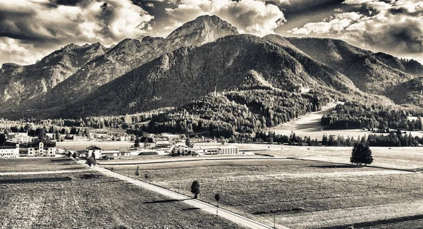 Güzel alpin dağlar senaryonun panoramik havadan görünümü — Stok fotoğraf