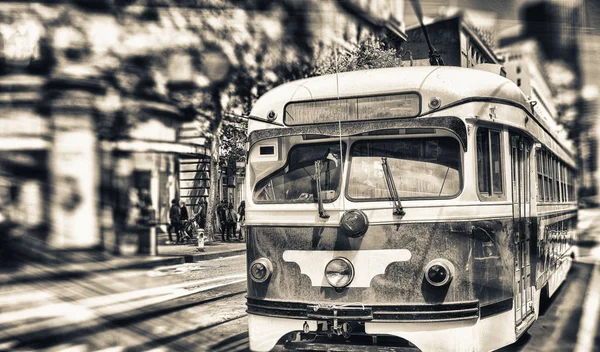 Знаменитый трамвай красного трамвая ускоряется на Маркет-стрит, Сан-Фран — стоковое фото