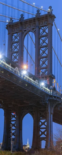 Nattutsikt Över Empire State Building Genom Pyloner Manhattan Bridge Utsikt — Stockfoto