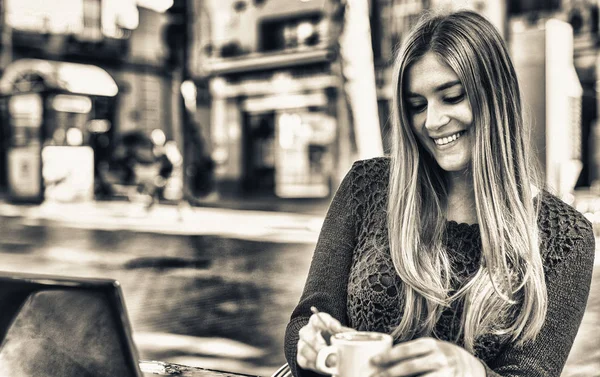 Красивая женщина делает перерыв на кофе в городе — стоковое фото