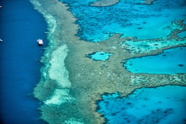 Queensland'daki Doğal Büyük Set Resifi. Doğanın havadan görünümü 