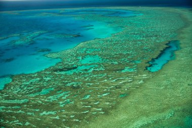 Queensland'daki Doğal Büyük Set Resifi. Doğanın havadan görünümü 