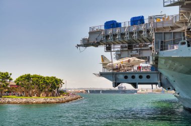 San Diego, Ca - 29 Temmuz 2017: Uss Midway Müzesi rıhtım boyunca açık güneşli bir günde.