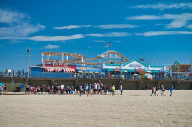 Santa Monica - 1 Ağustos 2017: Turistler şehir iskelesi an luna keyfini çıkarın 