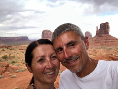 Erkek ve kadın Anıt Vadisi 'nde selfie çekiyorlar.