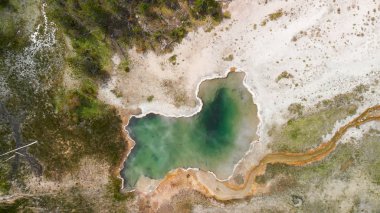 Yellowstone Gayzer yukarıdan görüldüğü gibi. Ortasında Havuz