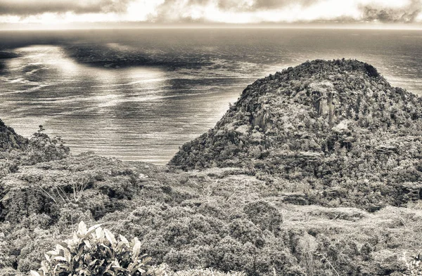 Vista aérea de belas montanhas da ilha. Vegetação e oceano — Fotografia de Stock
