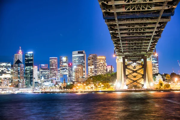 СИДНЕЙ - 20 августа 2018 года: Удивительный ночной вид на Sydney Harbor Br. — стоковое фото