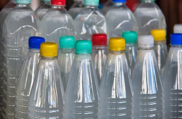 Пластикові пляшки з різнокольоровими кришками — стокове фото