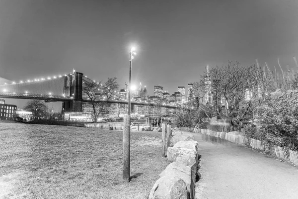 Ciudad de Nueva York. El puente de Brooklyn por la noche, vista desde Main Stre —  Fotos de Stock