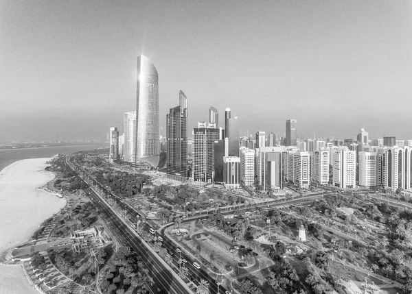 Abu Dhabi Centrum uitzicht vanaf helikopter — Stockfoto