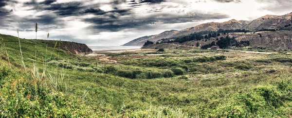 Panoramablick auf zerklüftete Stelle von der Autobahn Cabrillo, big sur - — Stockfoto