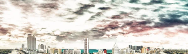 Miami beach sunset skyline, panoramische Luftaufnahme vom Kanal — Stockfoto