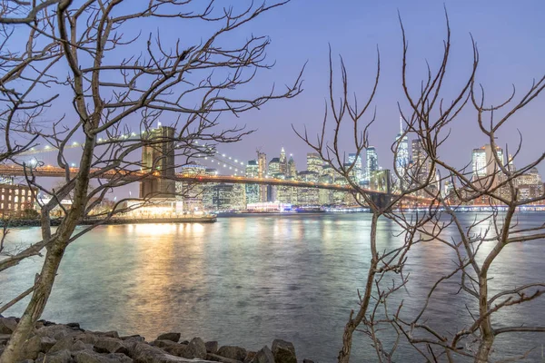 New York şehri. Gece Brooklyn Köprüsü, Dumbo zekâ görünümü — Stok fotoğraf