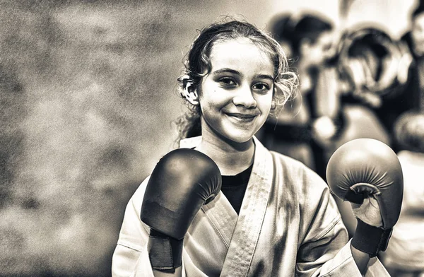 Chica Joven Entrenamiento Con Guantes Boxeo Rojo — Foto de Stock