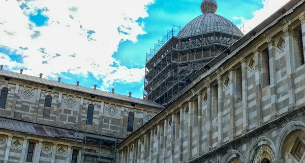 Докладно про чудеса площі в Пізі у сонячний день, Тоскана - італ — стокове фото