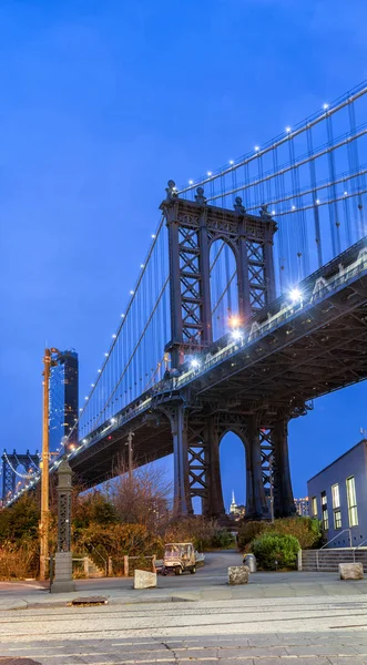 Nachtansicht des Empire State Building durch die Pylonen von Ma — Stockfoto