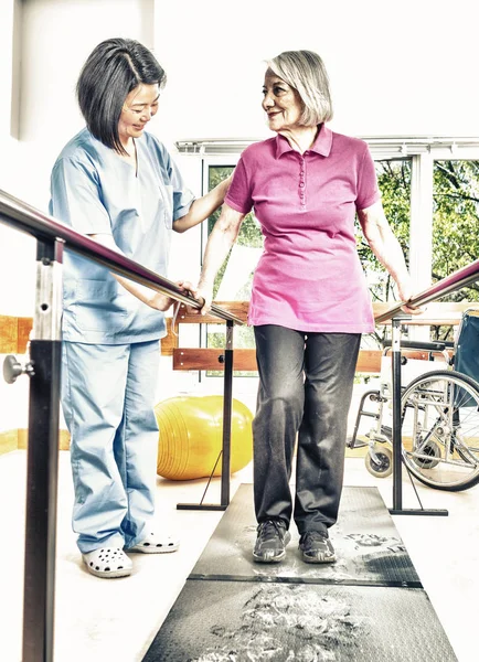 Elderly Lady Walking Problems Training Platform Helped Physiotherapist — Stock Photo, Image