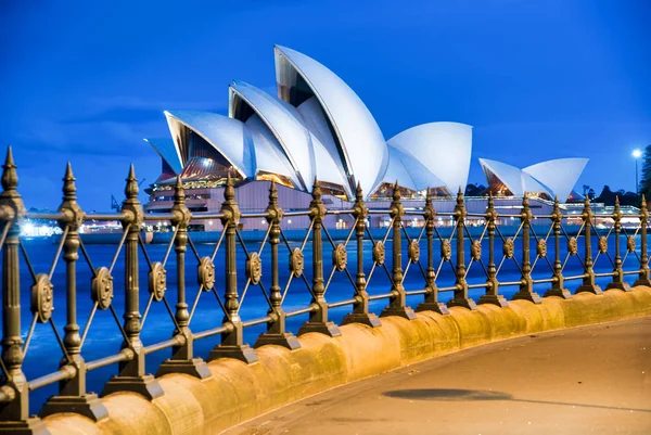 SYDNEY - 20 de agosto de 2018: Increíble vista nocturna de Sydney Opera Hou — Foto de Stock