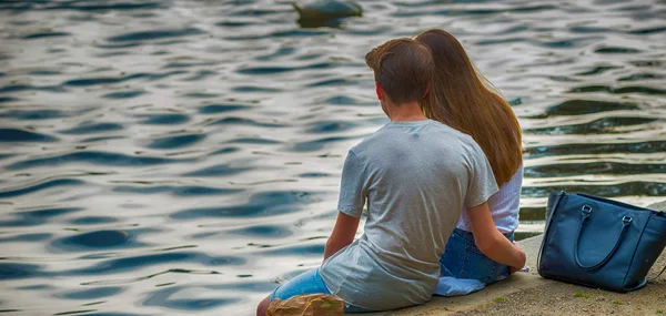 Jovem casal desfrutando vista para o lago. Conceito de amor e férias — Fotografia de Stock