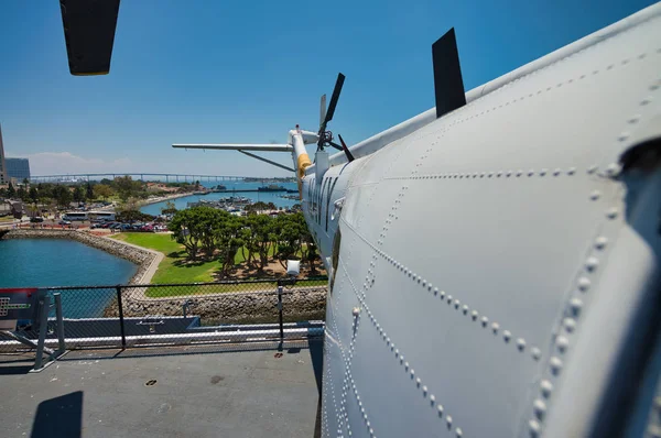 San Diego, CA-červenec 29, 2017: městská siluka z USS Midway Muse — Stock fotografie